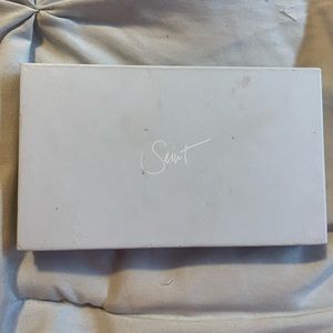 Seint Makeup Pallet. Holds 8 tins, or 16 eyeshadows.
